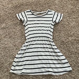 The size is 6-7 small it’s black and white from rumi + Ryder.